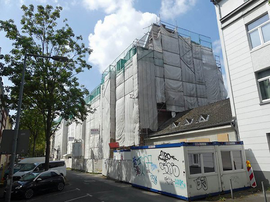 Sanierung der Grundschule Overbeckstraße in Köln - eingerüstete Außenansicht